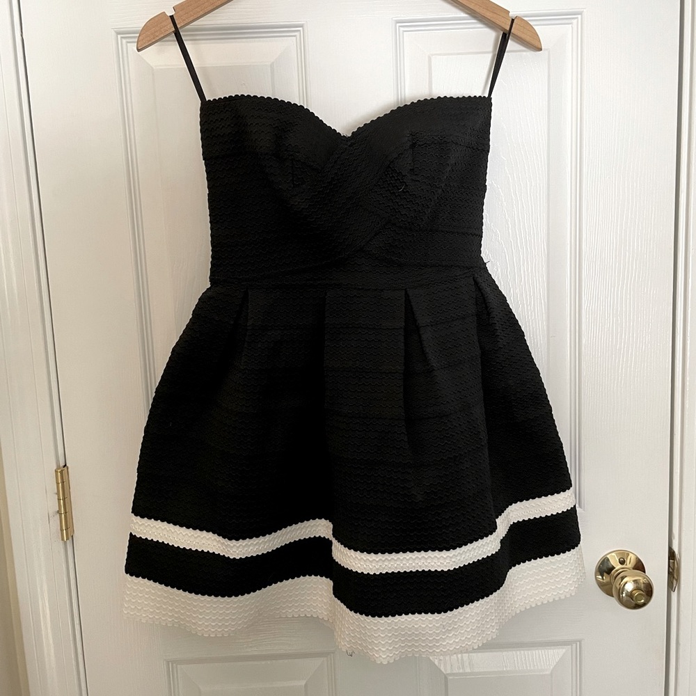 NEW Strapless Mini Dress with Sweetheart Neckline in Black & White (S)